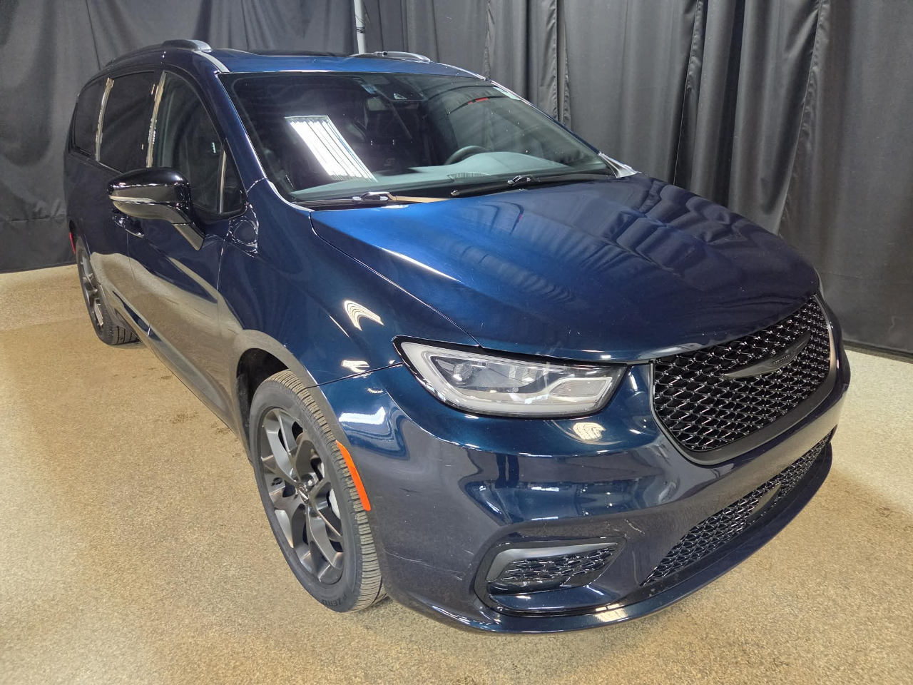 2024 Chrysler Pacifica Touring-L AWD · 25,165 km at Brown's Chrysler Dodge Jeep Ram Ltd.